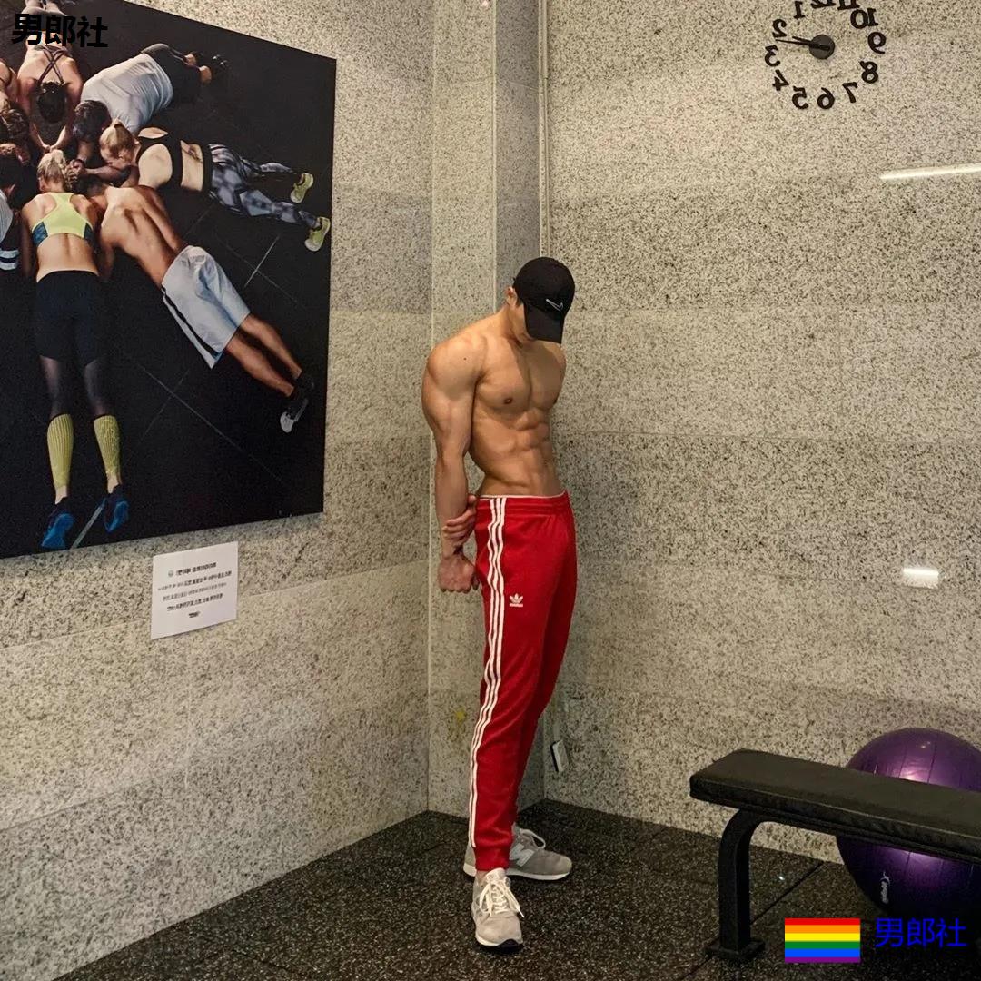 大长腿肌肉小哥被赞很長很tu，腹肌人鱼线完美比例馋哭了-51虹马