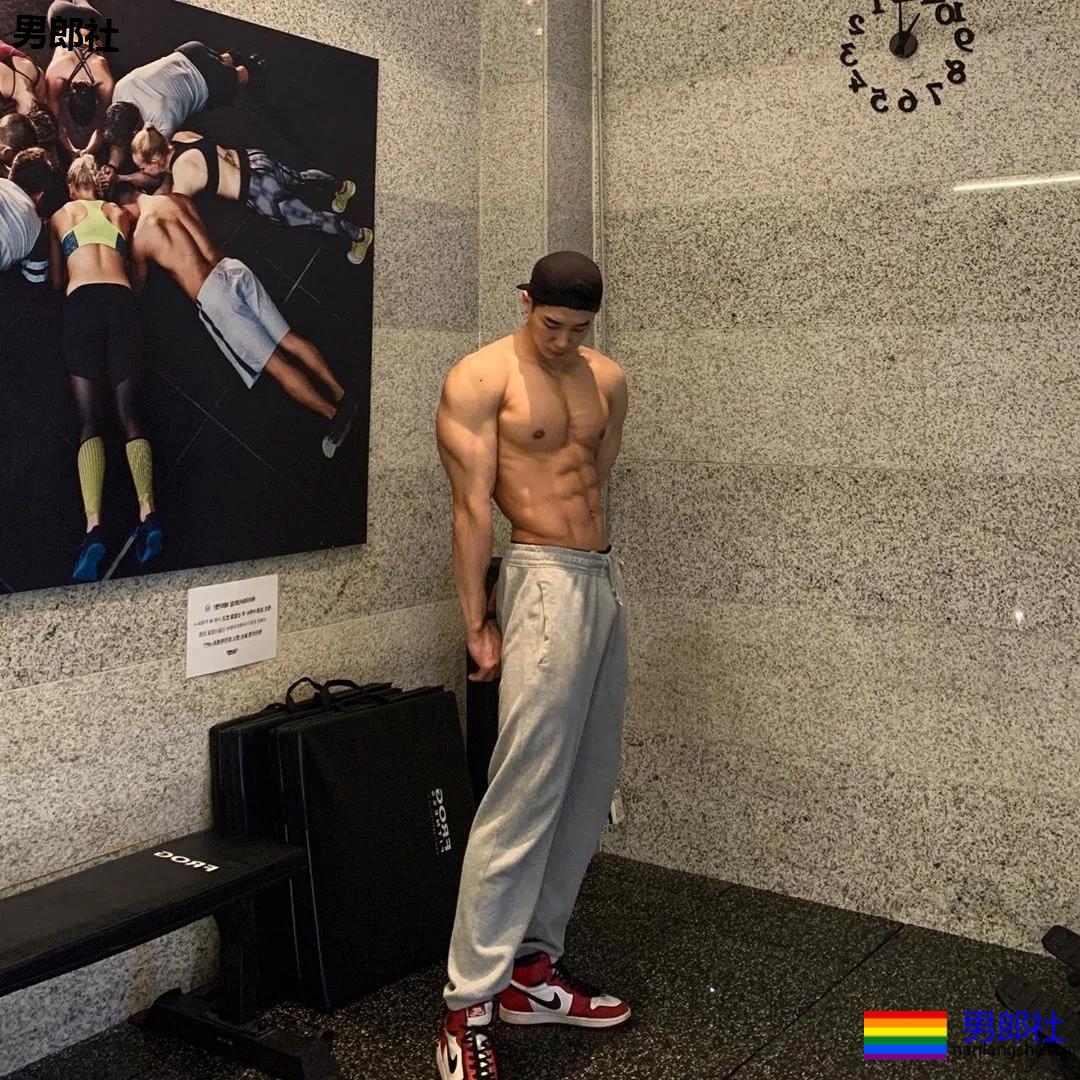 大长腿肌肉小哥被赞很長很tu，腹肌人鱼线完美比例馋哭了 - 51虹马