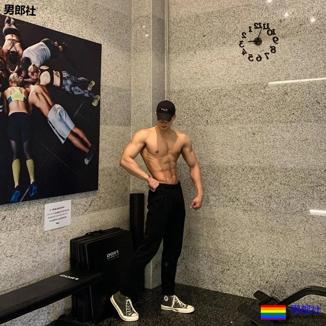 大长腿肌肉小哥被赞很長很tu，腹肌人鱼线完美比例馋哭了 - 51虹马