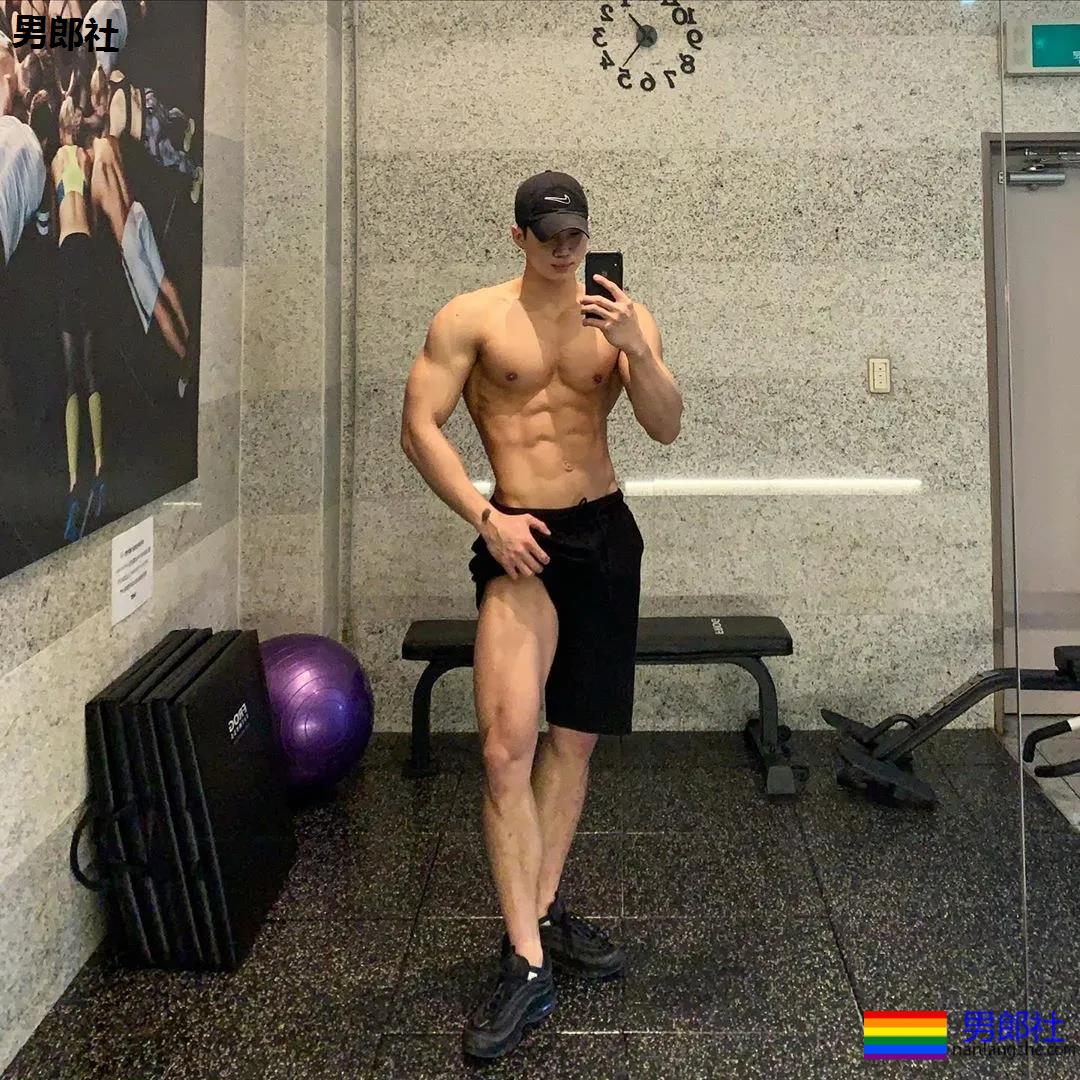 大长腿肌肉小哥被赞很長很tu，腹肌人鱼线完美比例馋哭了 - 51虹马