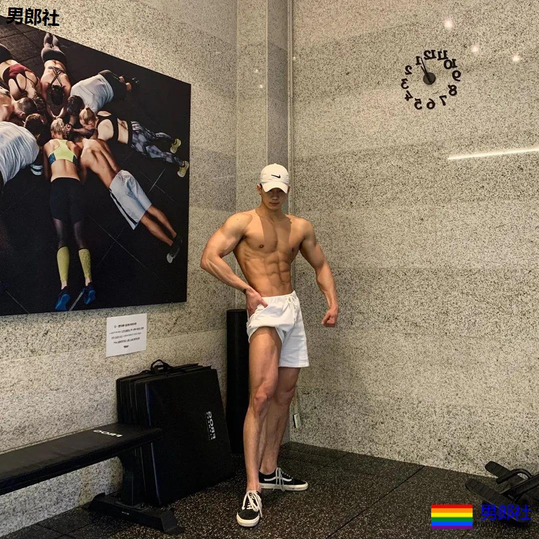 大长腿肌肉小哥被赞很長很tu，腹肌人鱼线完美比例馋哭了 - 51虹马