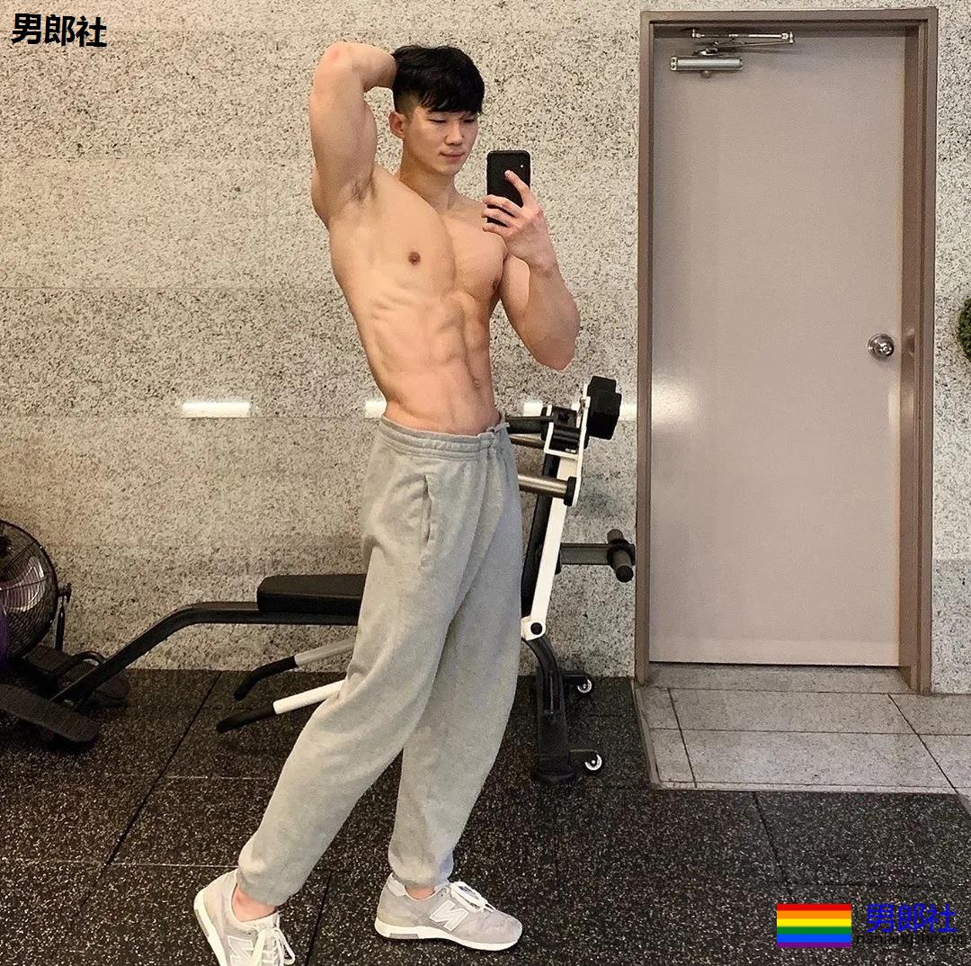 大长腿肌肉小哥被赞很長很tu，腹肌人鱼线完美比例馋哭了 - 51虹马