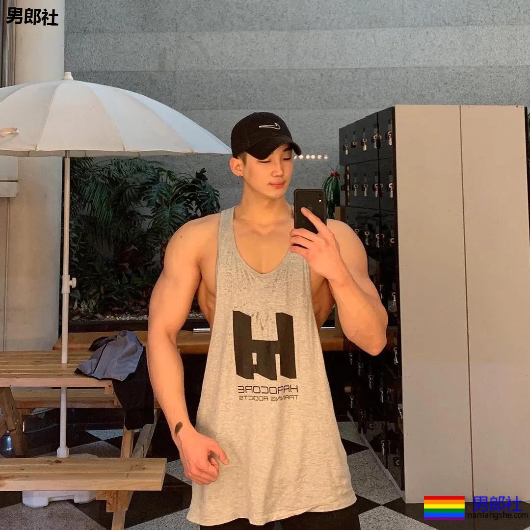 大长腿肌肉小哥被赞很長很tu，腹肌人鱼线完美比例馋哭了 - 51虹马