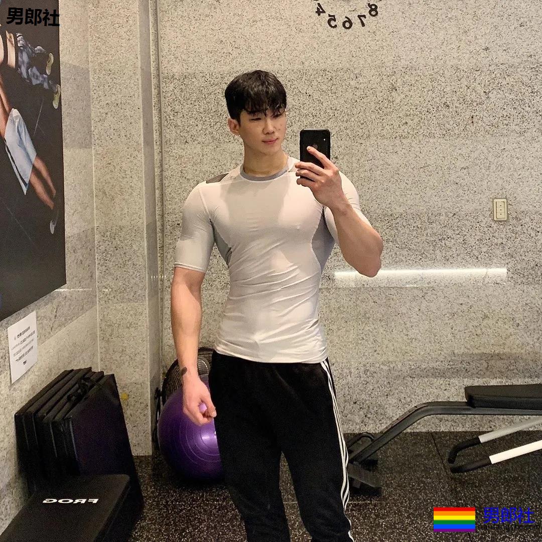 大长腿肌肉小哥被赞很長很tu，腹肌人鱼线完美比例馋哭了 - 51虹马