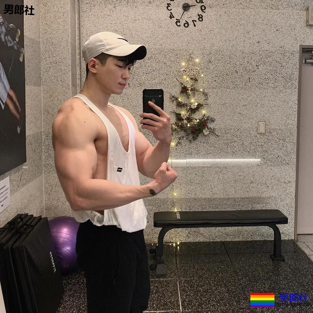 大长腿肌肉小哥被赞很長很tu，腹肌人鱼线完美比例馋哭了 - 51虹马