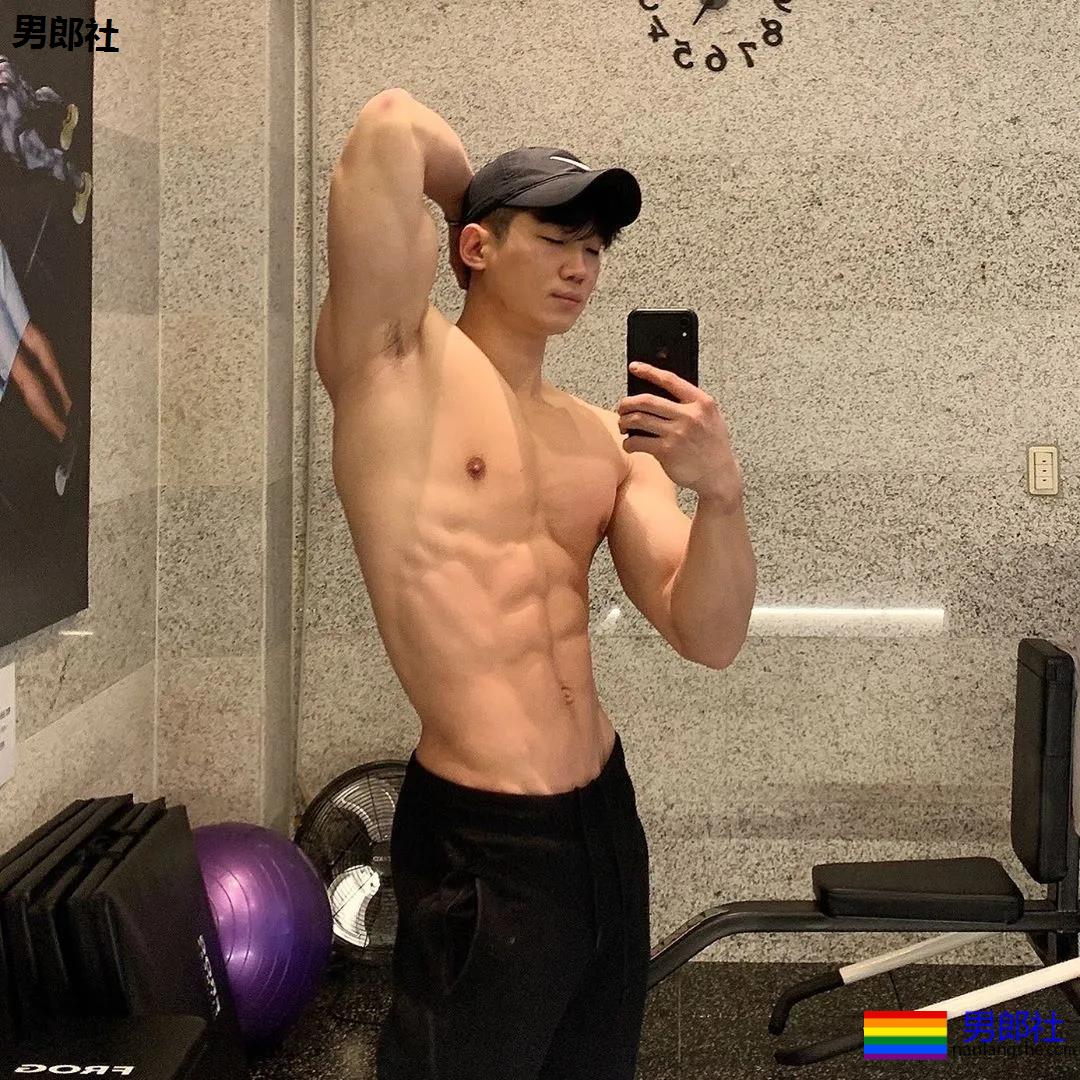 大长腿肌肉小哥被赞很長很tu，腹肌人鱼线完美比例馋哭了 - 51虹马