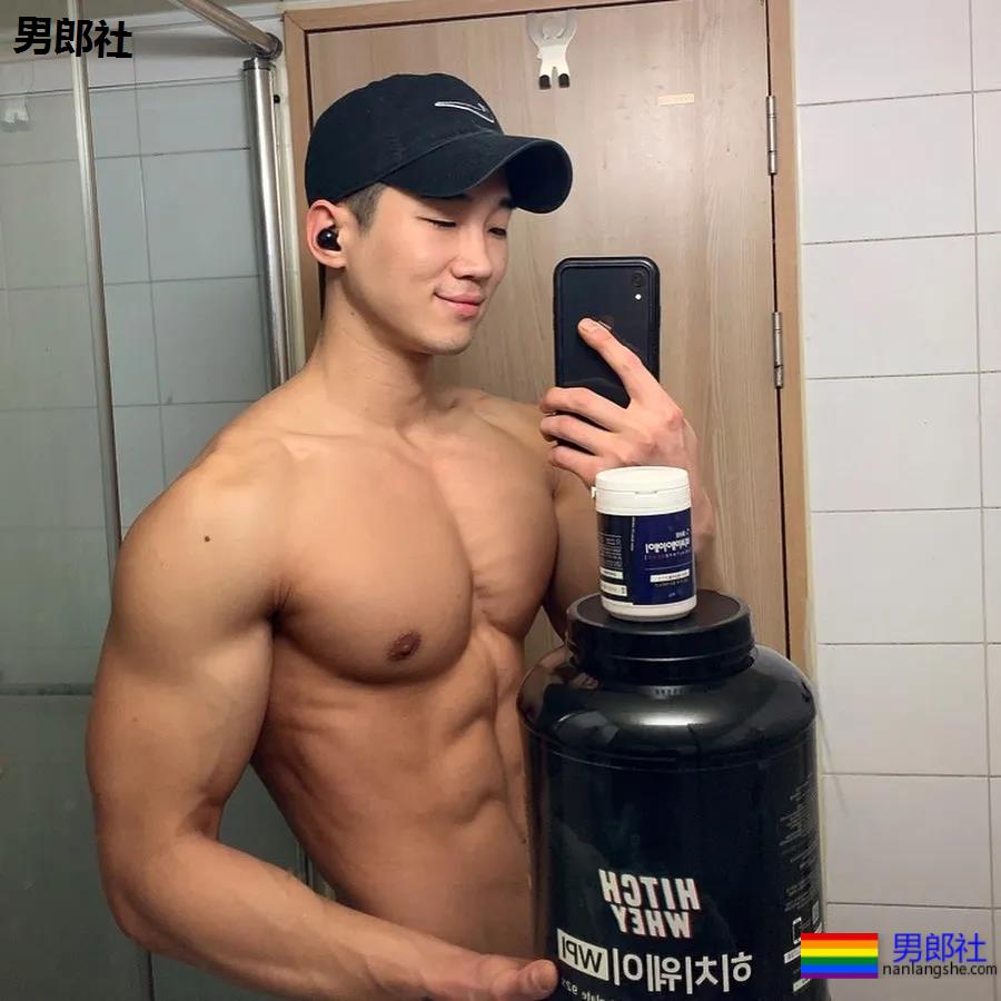 大长腿肌肉小哥被赞很長很tu，腹肌人鱼线完美比例馋哭了 - 51虹马