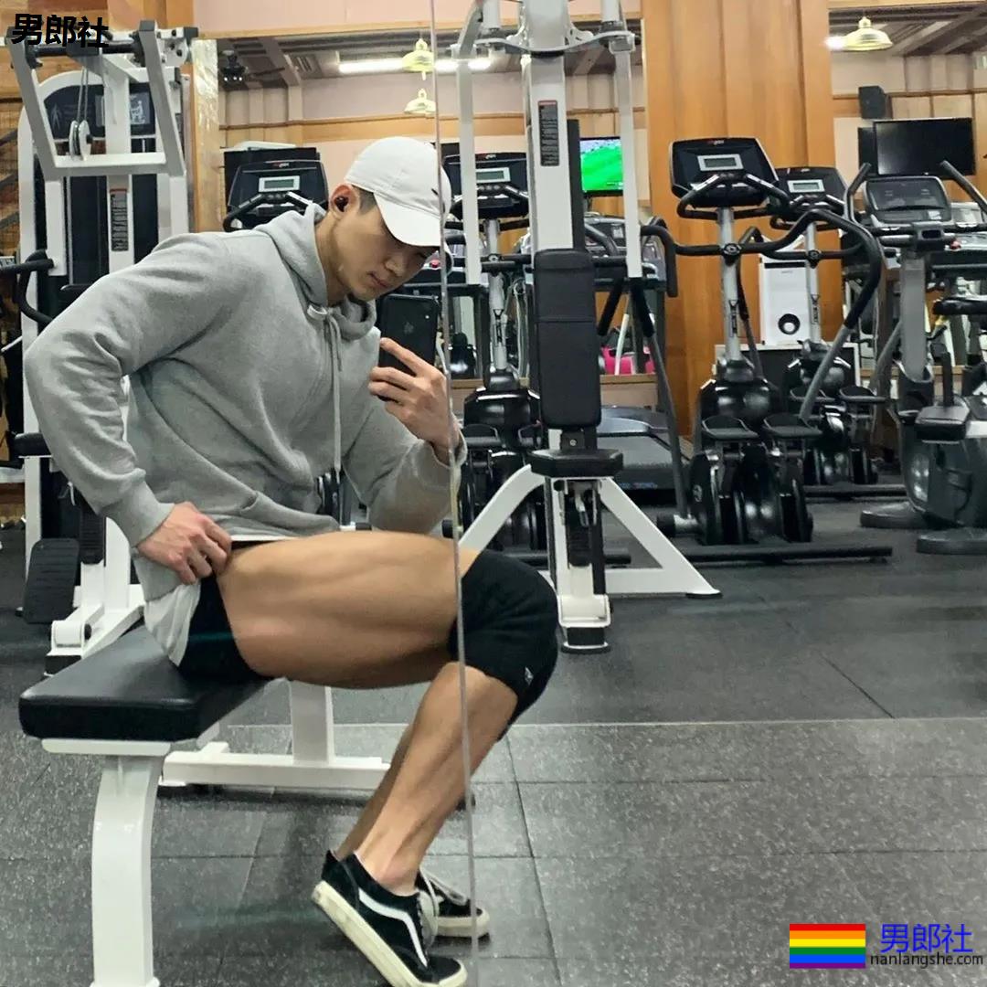 大长腿肌肉小哥被赞很長很tu，腹肌人鱼线完美比例馋哭了 - 51虹马