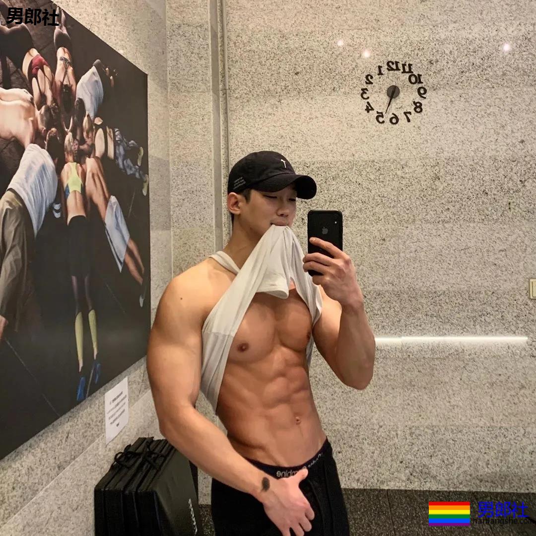 大长腿肌肉小哥被赞很長很tu，腹肌人鱼线完美比例馋哭了 - 51虹马