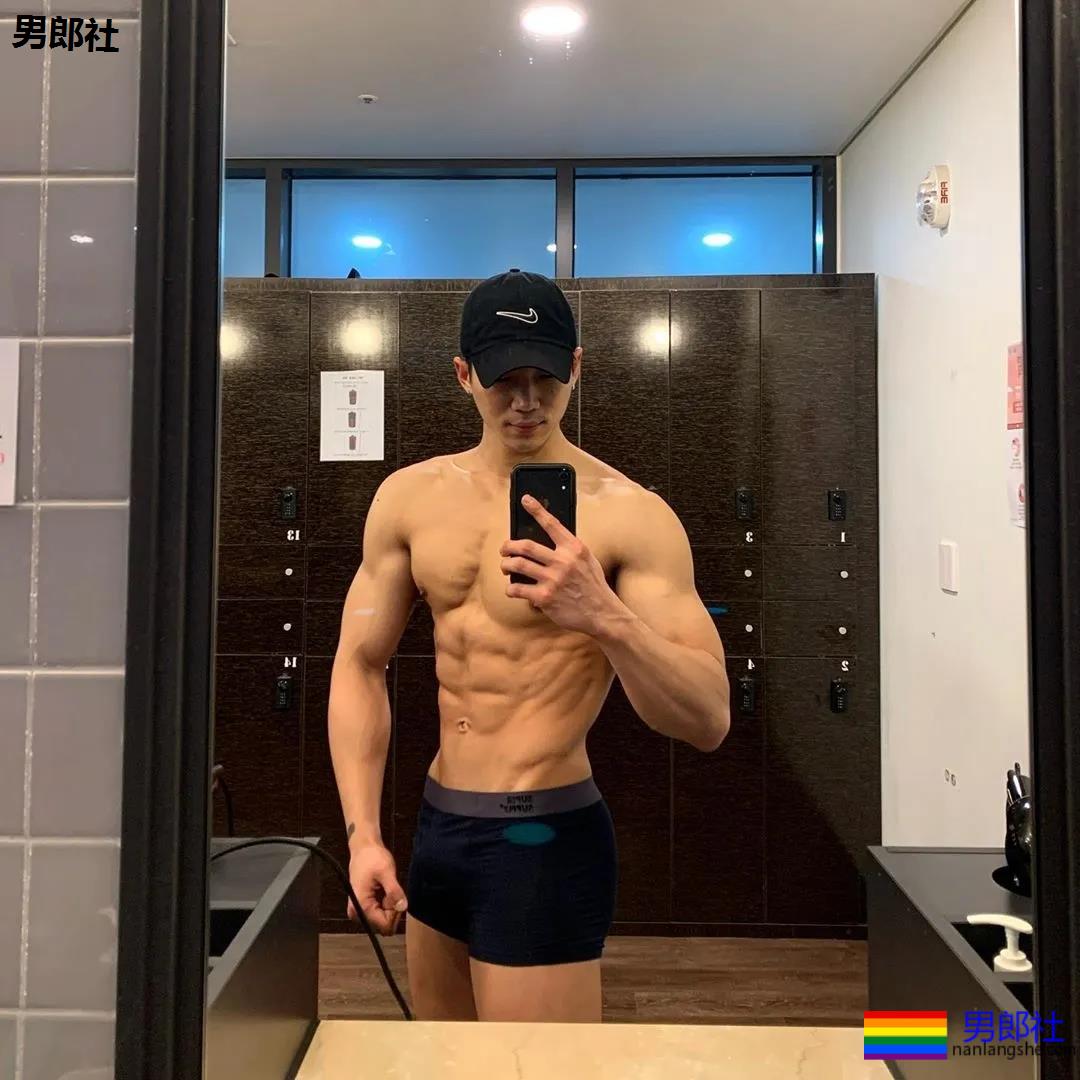 大长腿肌肉小哥被赞很長很tu，腹肌人鱼线完美比例馋哭了 - 51虹马