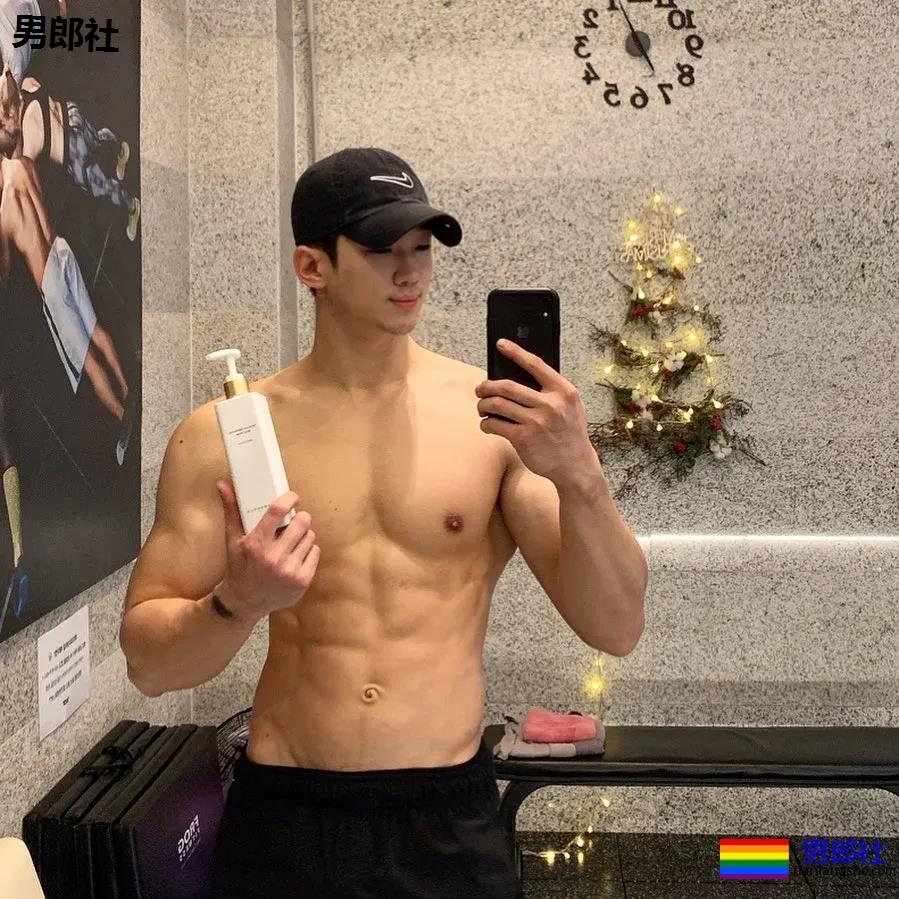 大长腿肌肉小哥被赞很長很tu，腹肌人鱼线完美比例馋哭了 - 51虹马