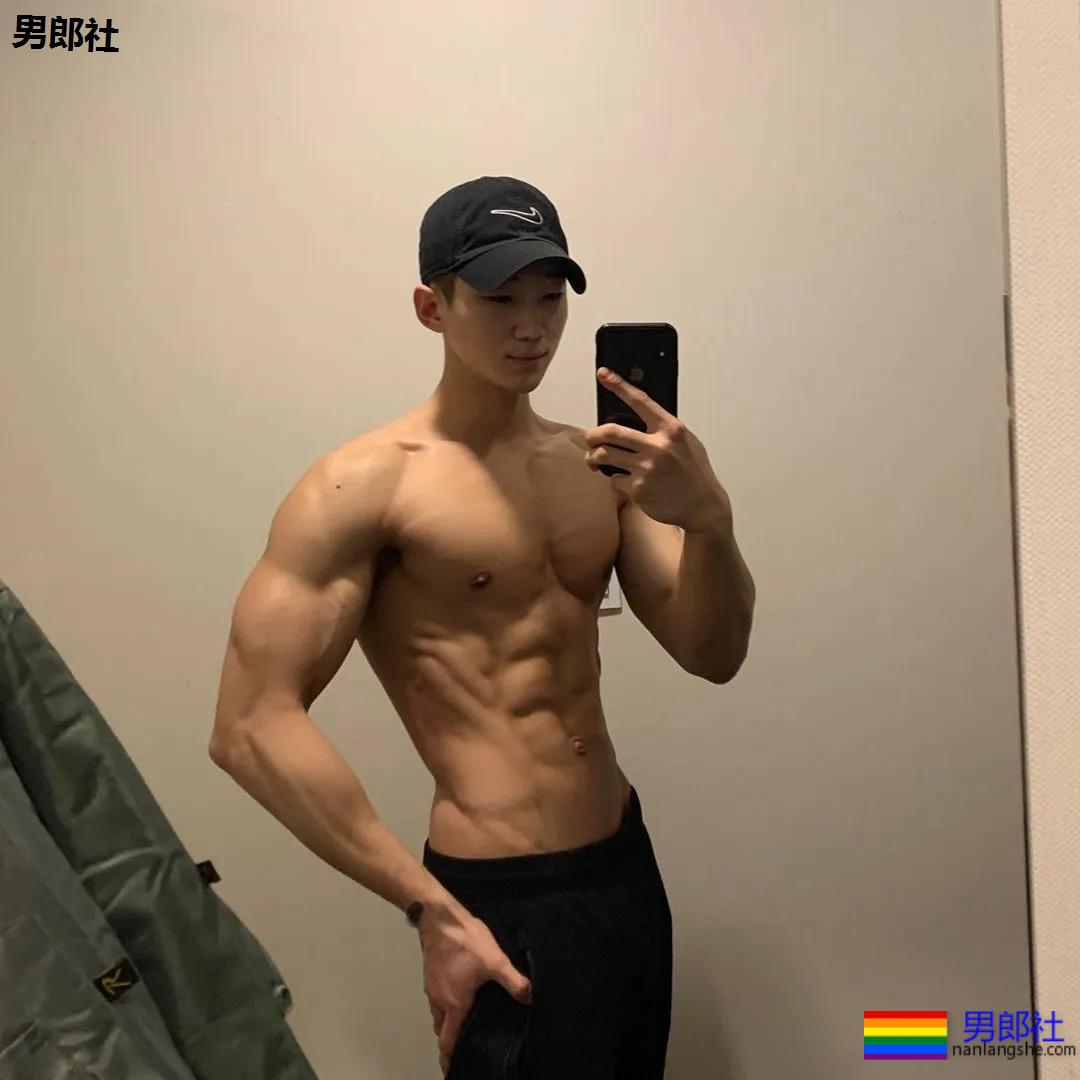 大长腿肌肉小哥被赞很長很tu，腹肌人鱼线完美比例馋哭了 - 51虹马