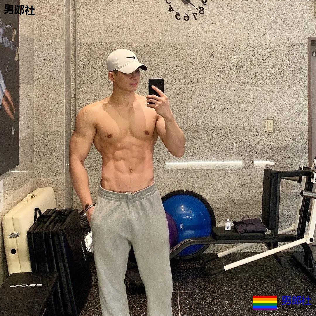 大长腿肌肉小哥被赞很長很tu，腹肌人鱼线完美比例馋哭了 - 51虹马