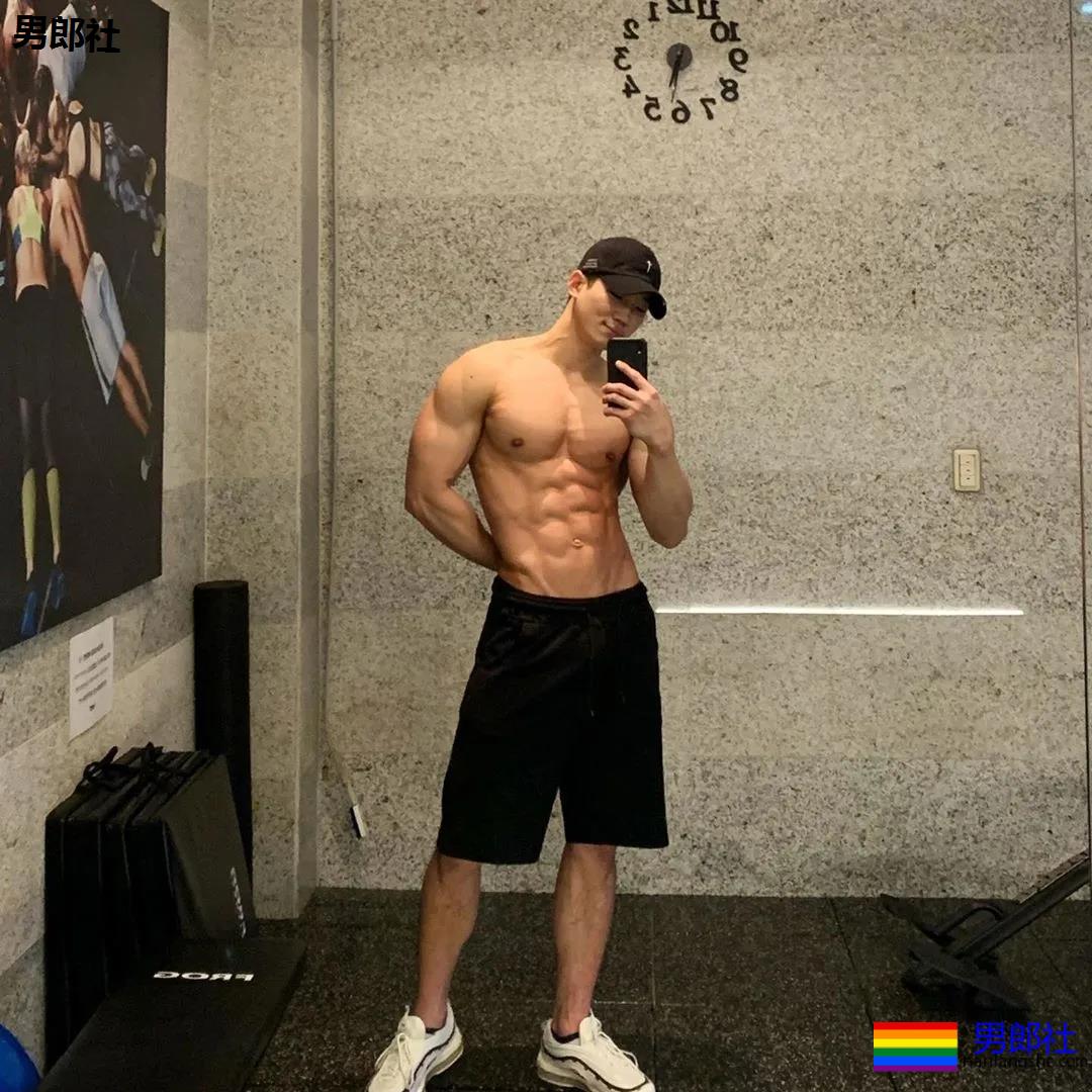 大长腿肌肉小哥被赞很長很tu，腹肌人鱼线完美比例馋哭了 - 51虹马