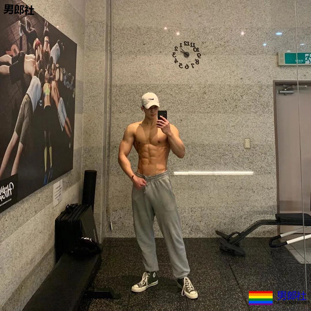 大长腿肌肉小哥被赞很長很tu，腹肌人鱼线完美比例馋哭了 - 51虹马