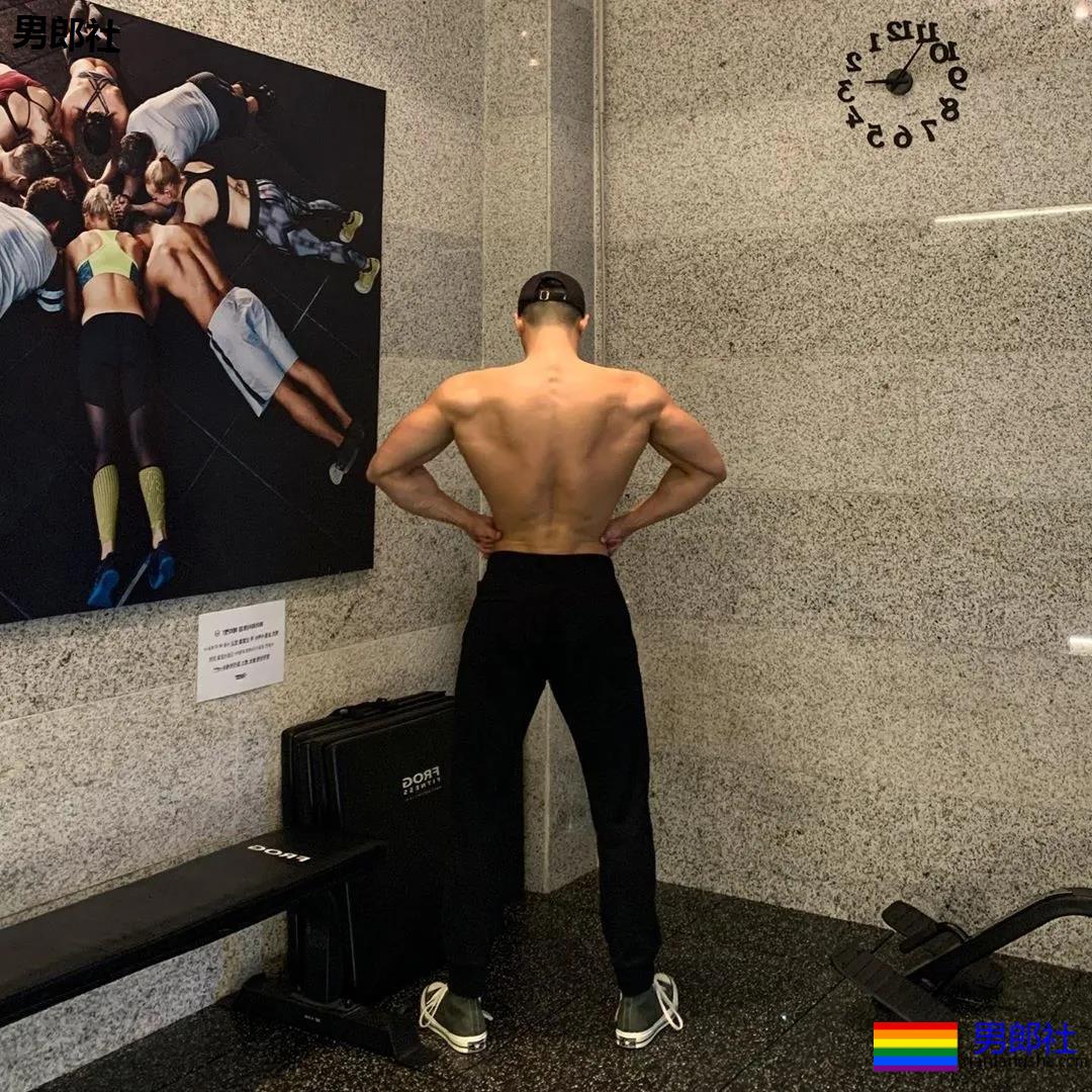 大长腿肌肉小哥被赞很長很tu，腹肌人鱼线完美比例馋哭了 - 51虹马