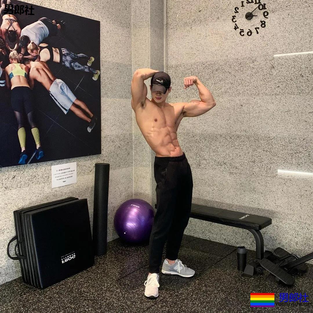 大长腿肌肉小哥被赞很長很tu，腹肌人鱼线完美比例馋哭了 - 51虹马