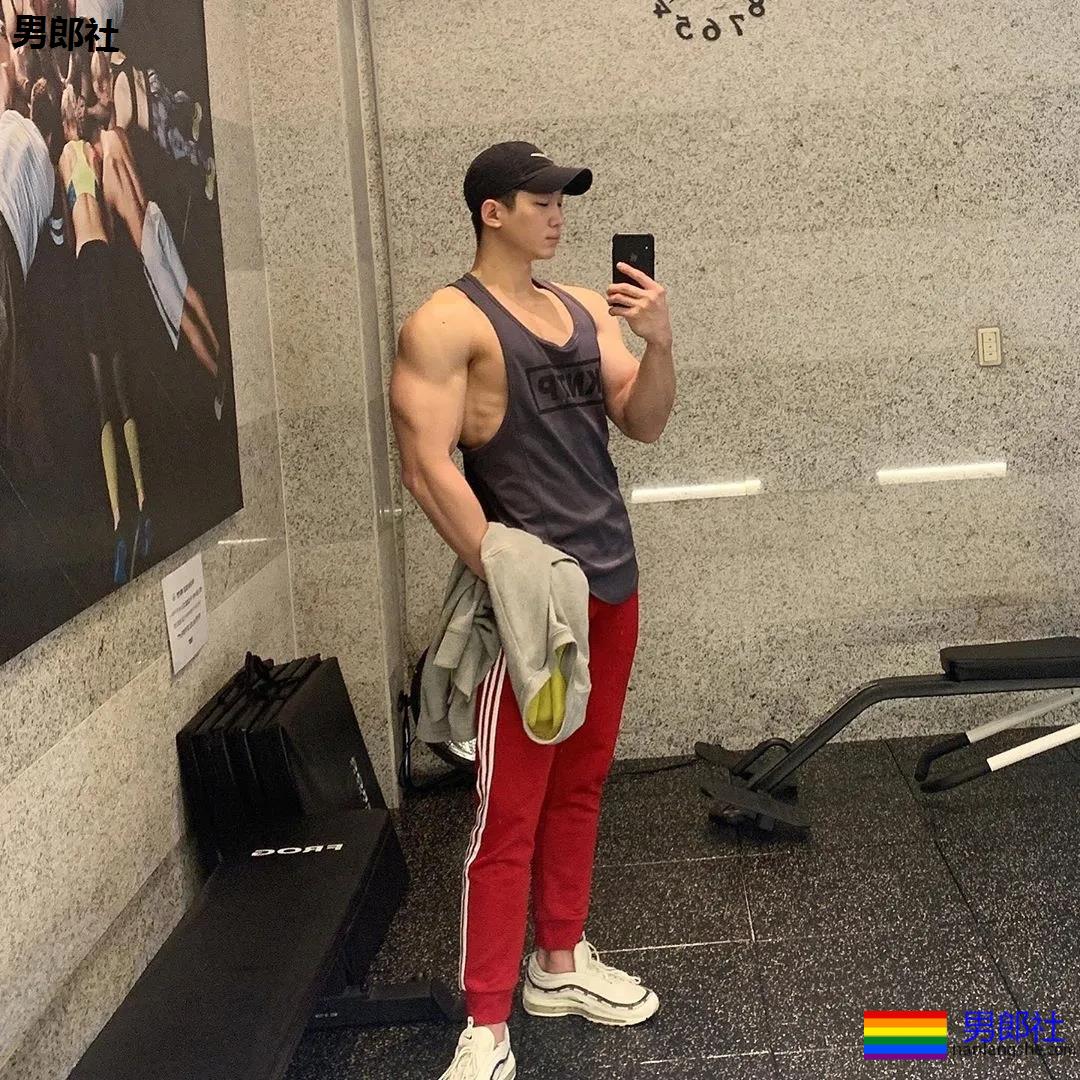 大长腿肌肉小哥被赞很長很tu，腹肌人鱼线完美比例馋哭了 - 51虹马