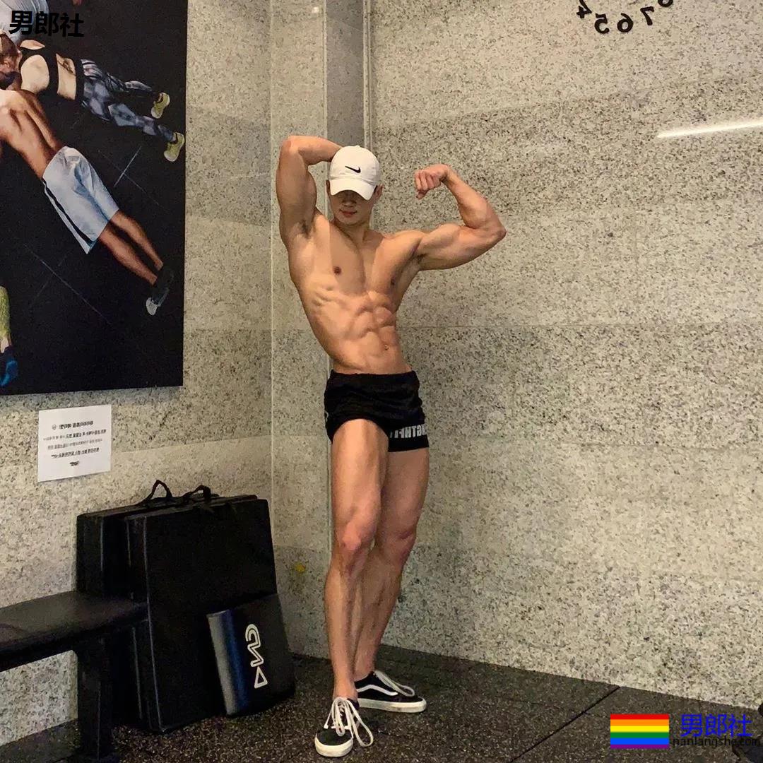 大长腿肌肉小哥被赞很長很tu，腹肌人鱼线完美比例馋哭了 - 51虹马