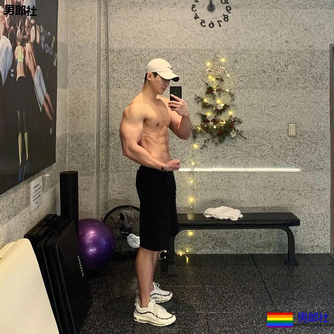 大长腿肌肉小哥被赞很長很tu，腹肌人鱼线完美比例馋哭了 - 51虹马