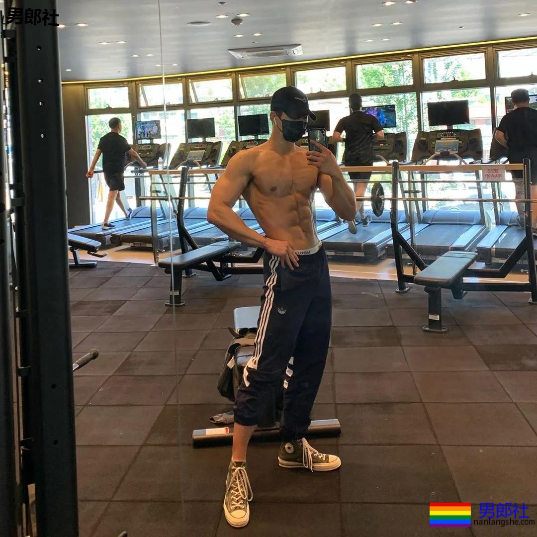 大长腿肌肉小哥被赞很長很tu，腹肌人鱼线完美比例馋哭了 - 51虹马