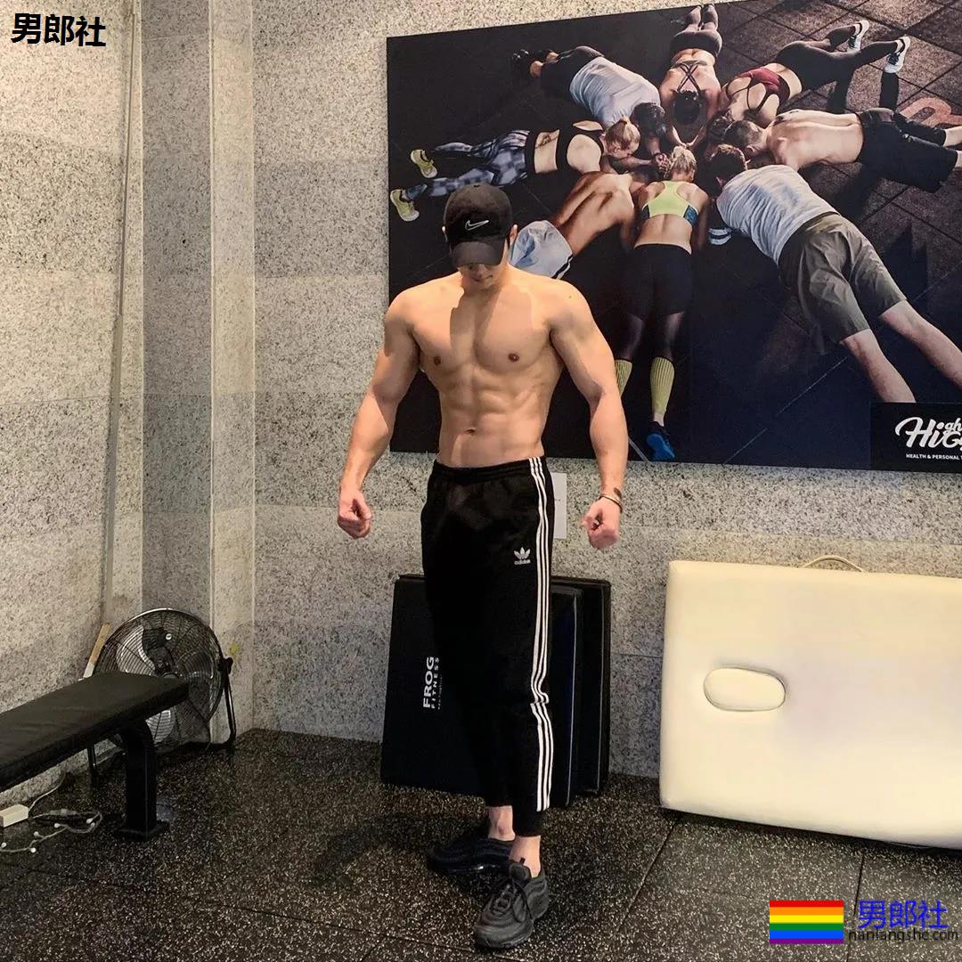 大长腿肌肉小哥被赞很長很tu，腹肌人鱼线完美比例馋哭了 - 51虹马