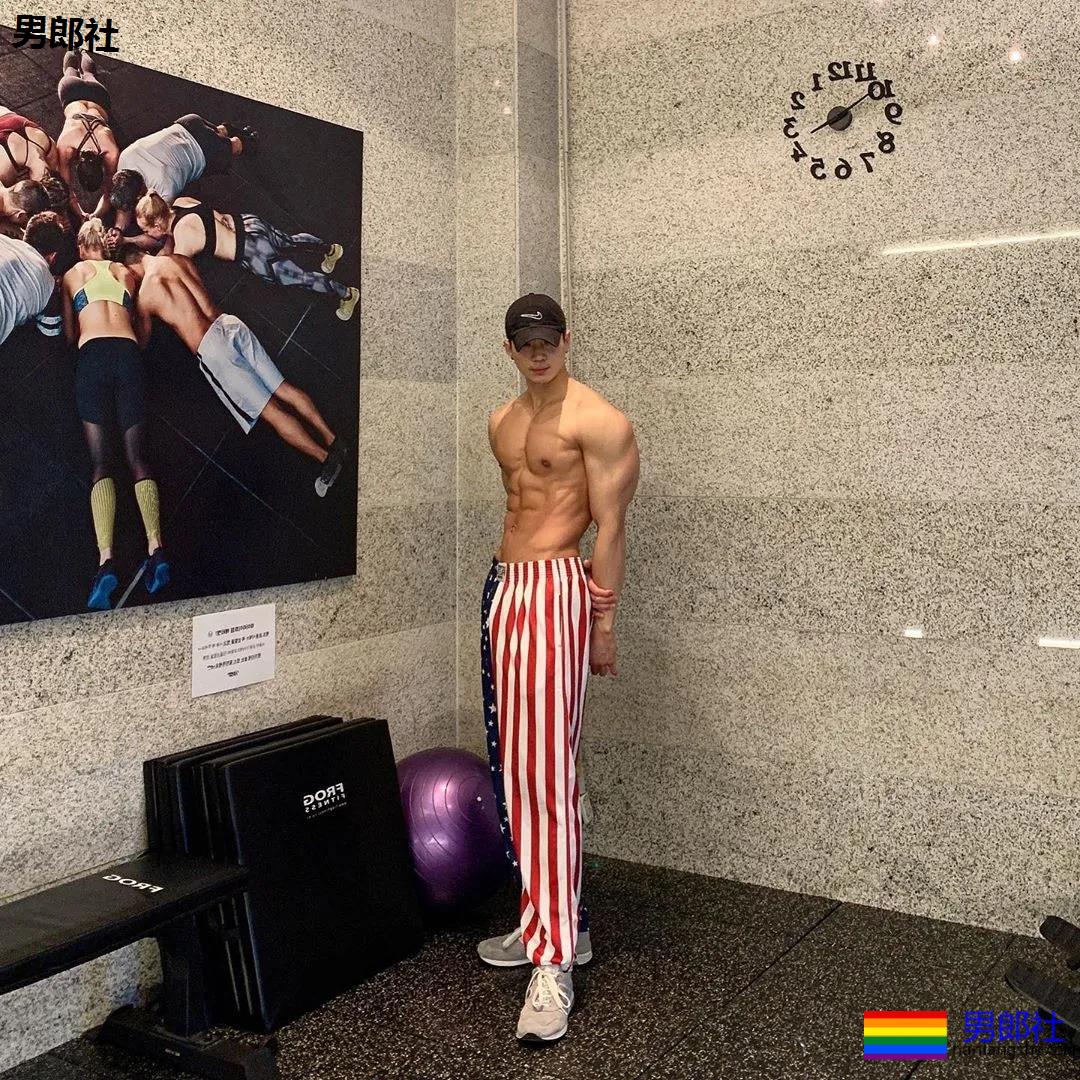 大长腿肌肉小哥被赞很長很tu，腹肌人鱼线完美比例馋哭了 - 51虹马