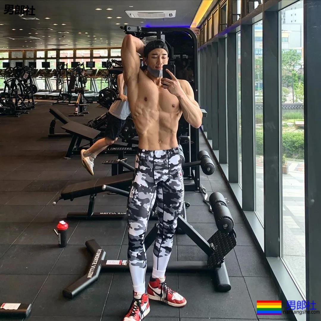 大长腿肌肉小哥被赞很長很tu，腹肌人鱼线完美比例馋哭了 - 51虹马