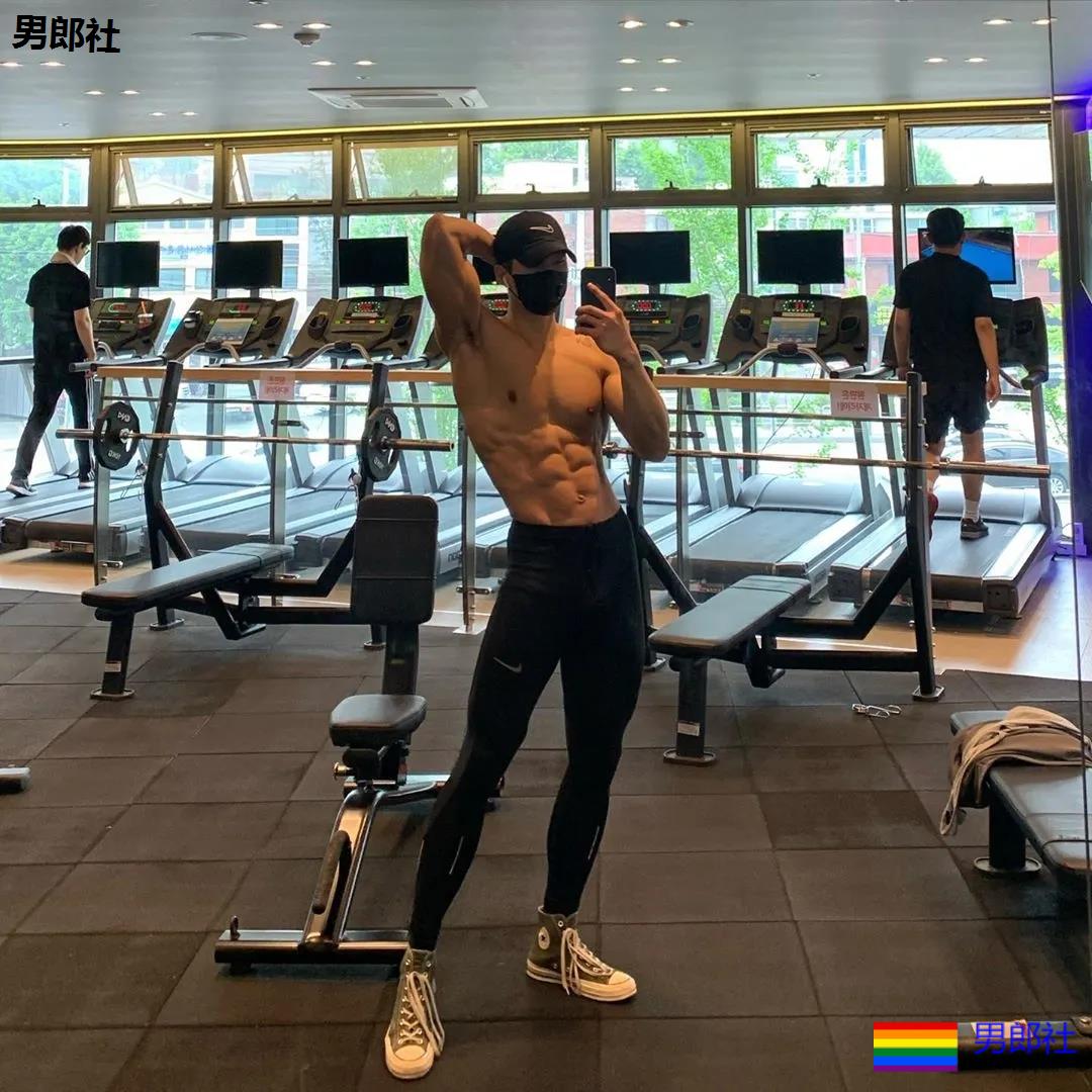 大长腿肌肉小哥被赞很長很tu，腹肌人鱼线完美比例馋哭了 - 51虹马