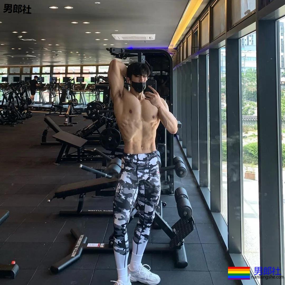 大长腿肌肉小哥被赞很長很tu，腹肌人鱼线完美比例馋哭了 - 51虹马