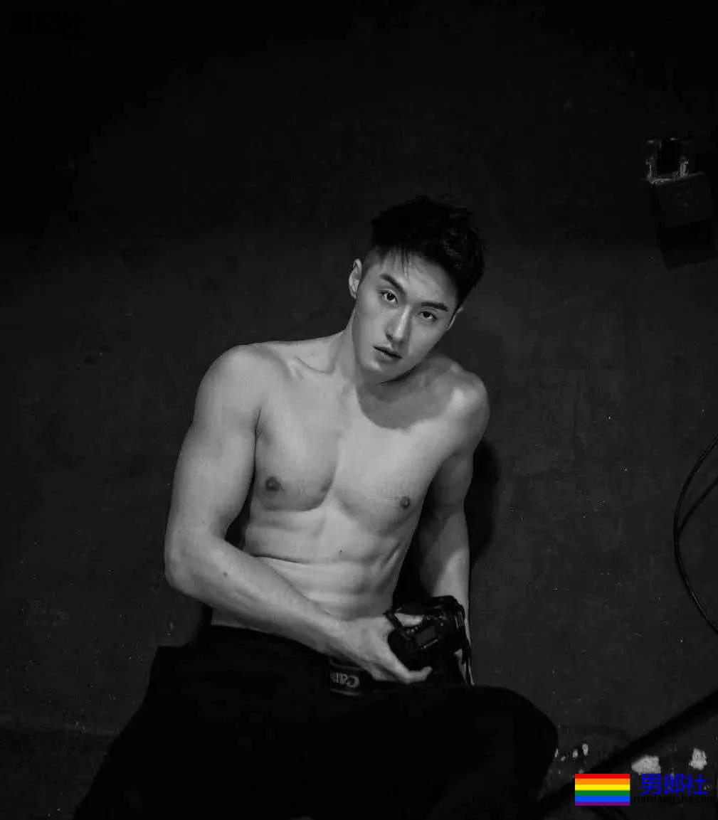 五位极品肌肉男友，一个比一个猛！ - 51虹马