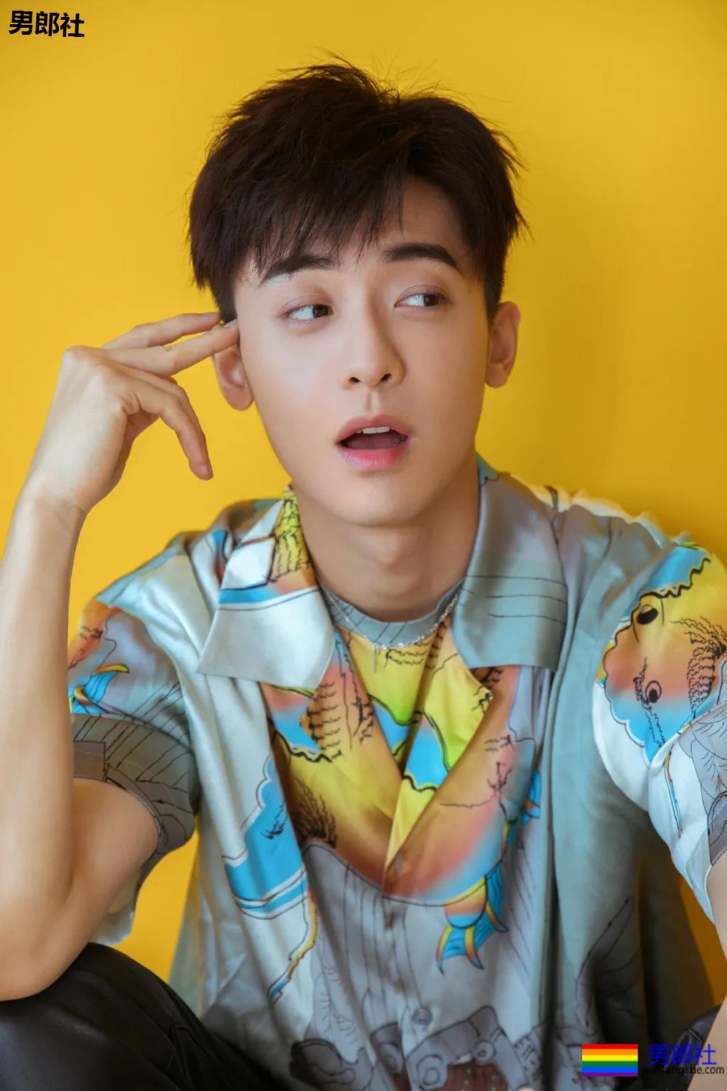 188长腿小狼狗白衬衫被扒！奶白腹肌高鼻梁，太A了吧！ - 51虹马