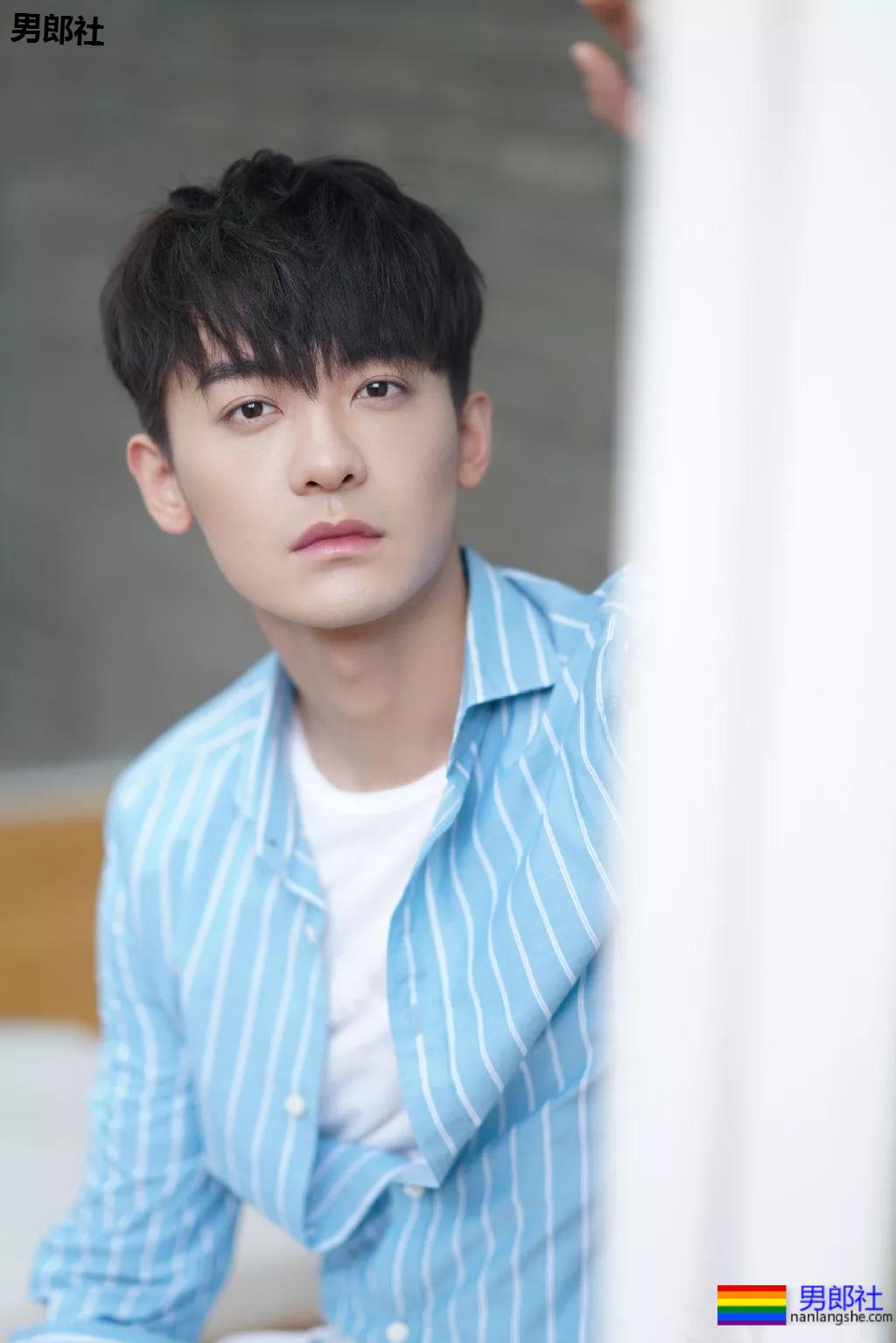 188长腿小狼狗白衬衫被扒！奶白腹肌高鼻梁，太A了吧！ - 51虹马