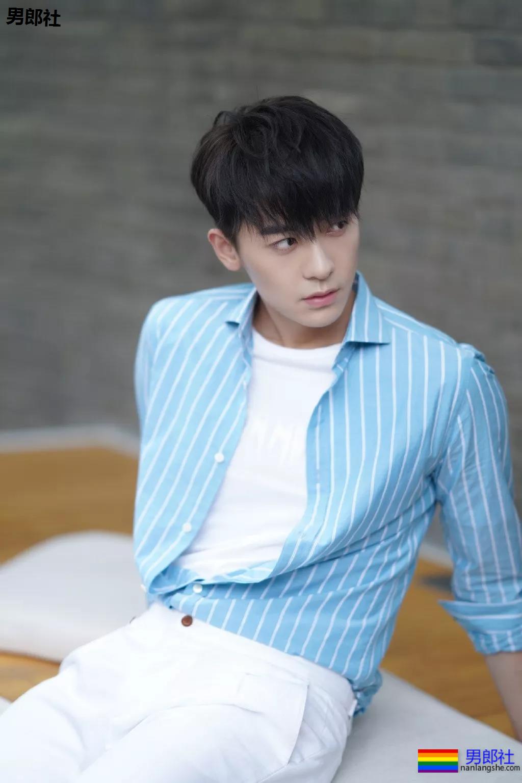 188长腿小狼狗白衬衫被扒！奶白腹肌高鼻梁，太A了吧！ - 51虹马