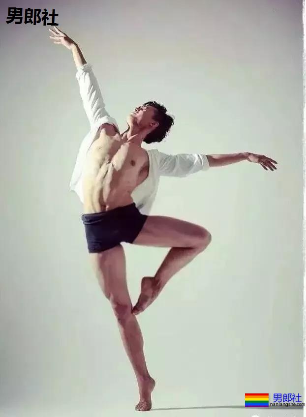 188长腿小狼狗白衬衫被扒！奶白腹肌高鼻梁，太A了吧！ - 51虹马