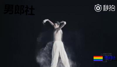 188长腿小狼狗白衬衫被扒！奶白腹肌高鼻梁，太A了吧！ - 51虹马