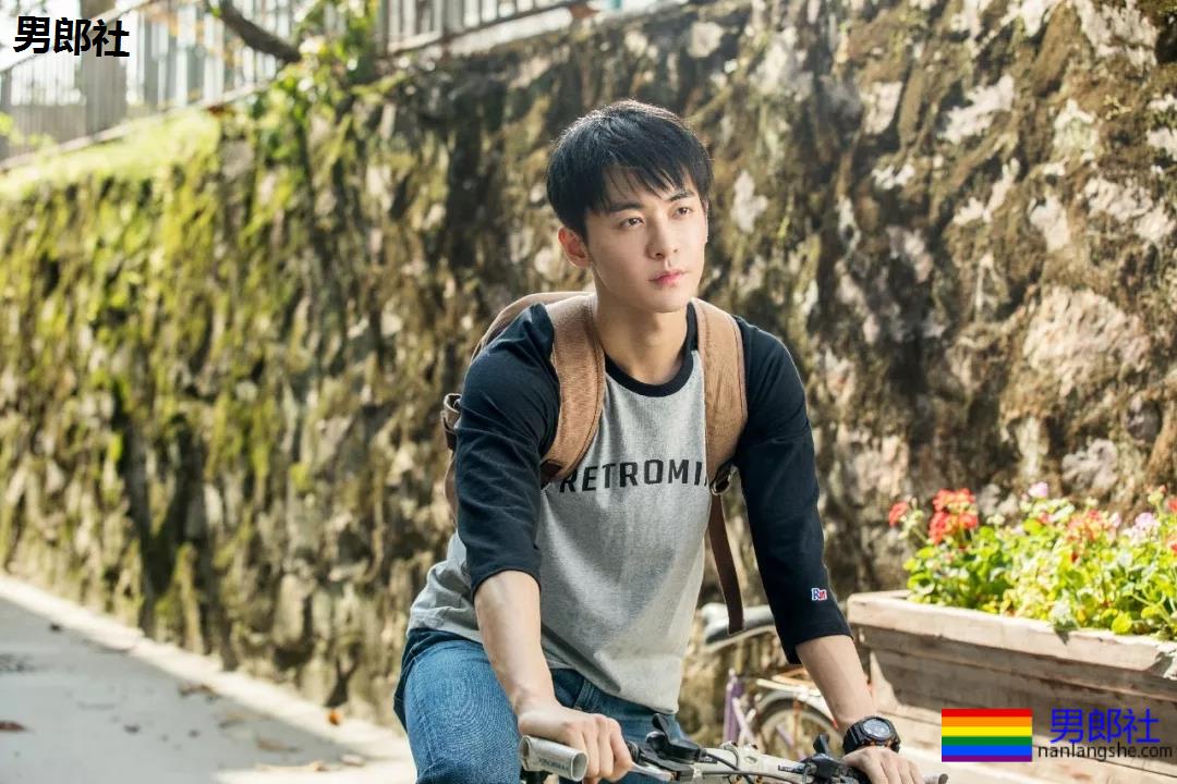 188长腿小狼狗白衬衫被扒！奶白腹肌高鼻梁，太A了吧！ - 51虹马