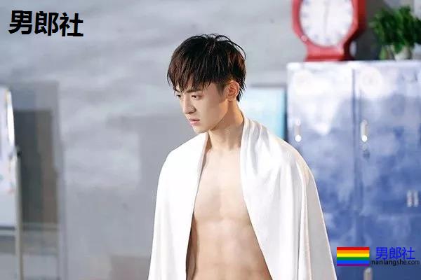 188长腿小狼狗白衬衫被扒！奶白腹肌高鼻梁，太A了吧！ - 51虹马