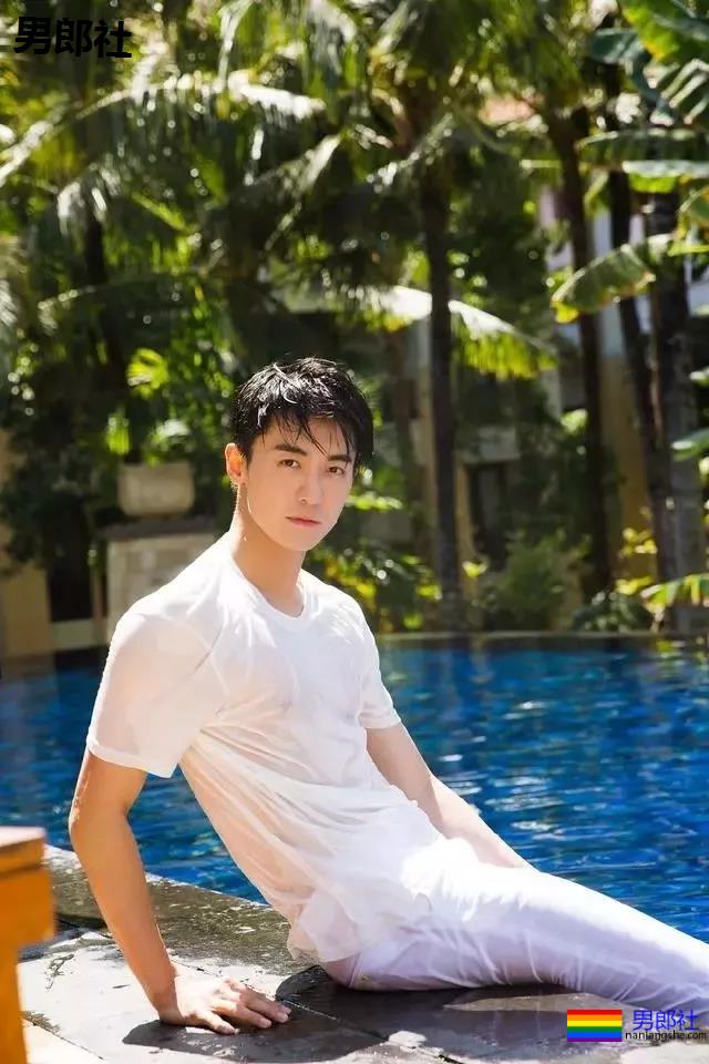 188长腿小狼狗白衬衫被扒！奶白腹肌高鼻梁，太A了吧！ - 51虹马