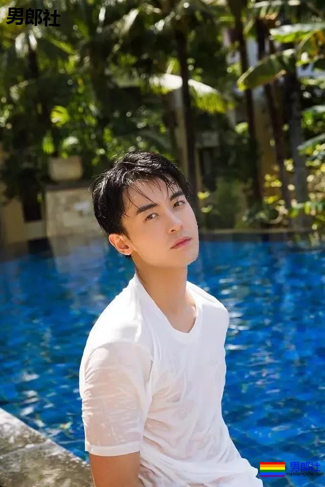 188长腿小狼狗白衬衫被扒！奶白腹肌高鼻梁，太A了吧！ - 51虹马