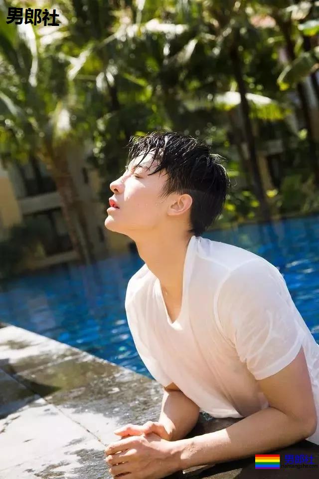 188长腿小狼狗白衬衫被扒！奶白腹肌高鼻梁，太A了吧！ - 51虹马