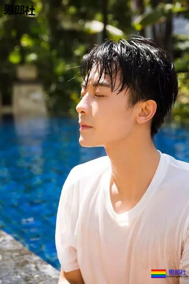 188长腿小狼狗白衬衫被扒！奶白腹肌高鼻梁，太A了吧！ - 51虹马