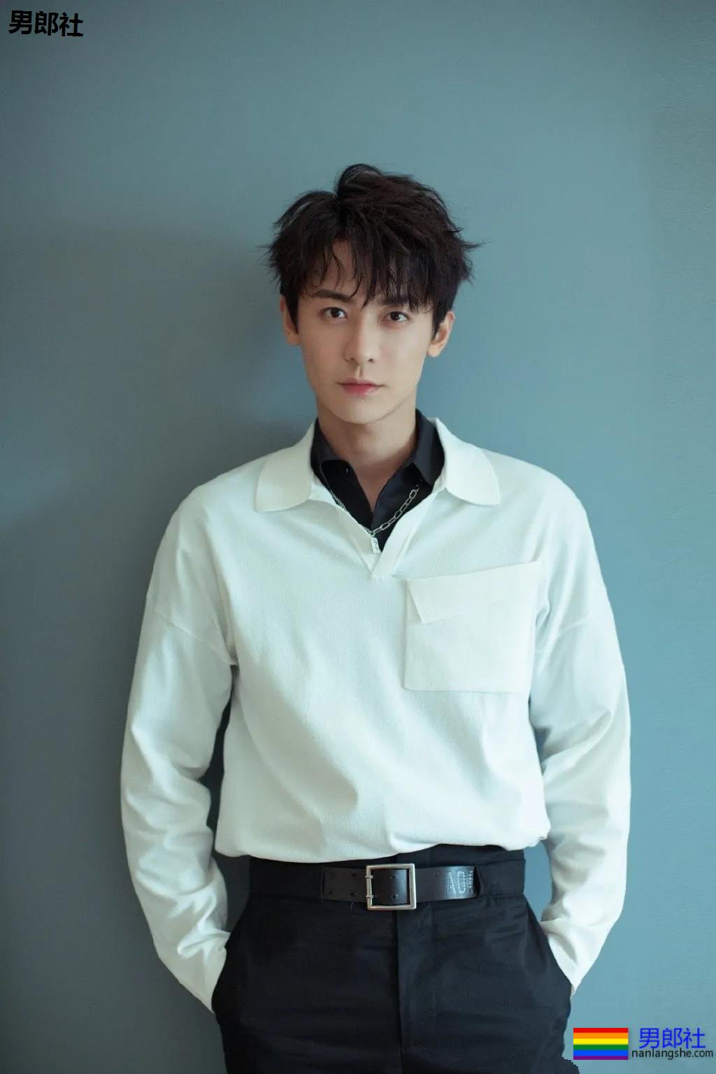 188长腿小狼狗白衬衫被扒！奶白腹肌高鼻梁，太A了吧！ - 51虹马