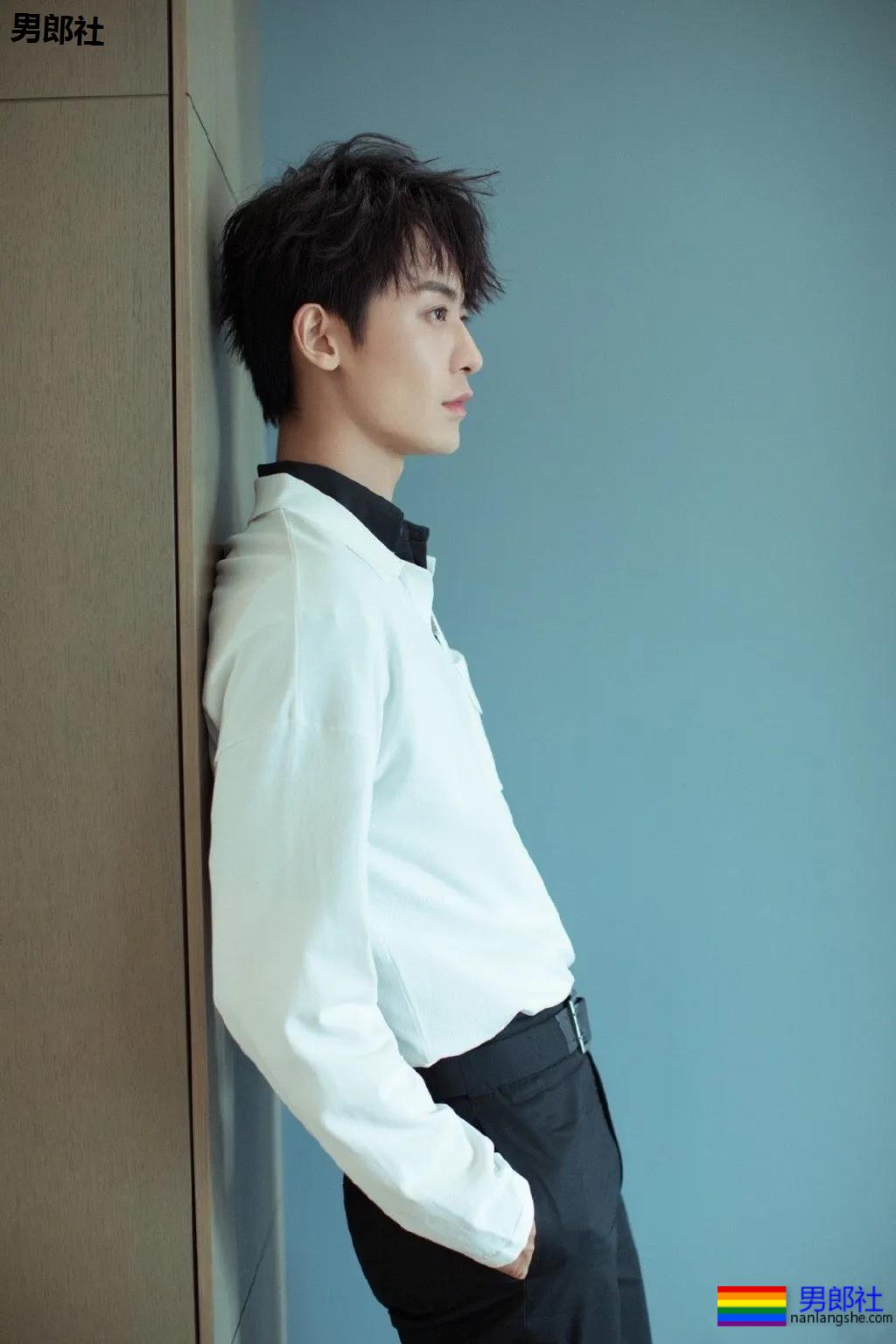 188长腿小狼狗白衬衫被扒！奶白腹肌高鼻梁，太A了吧！ - 51虹马