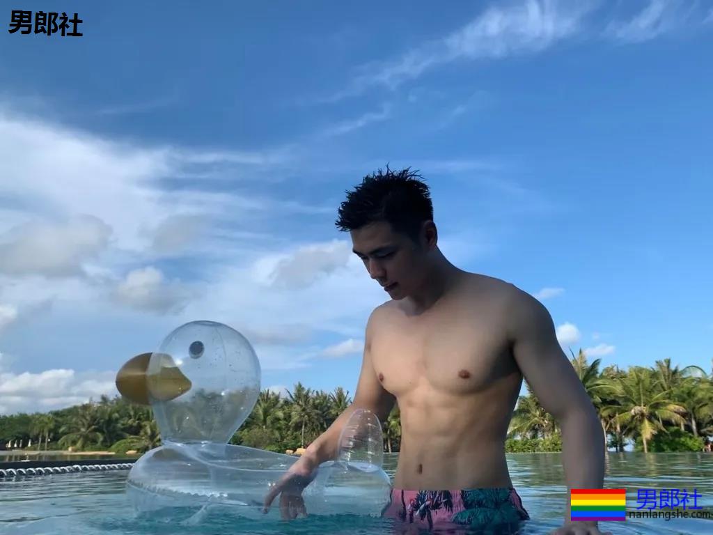 超帅体育生小狼狗，这Q弹身材简直绝了！ - 51虹马