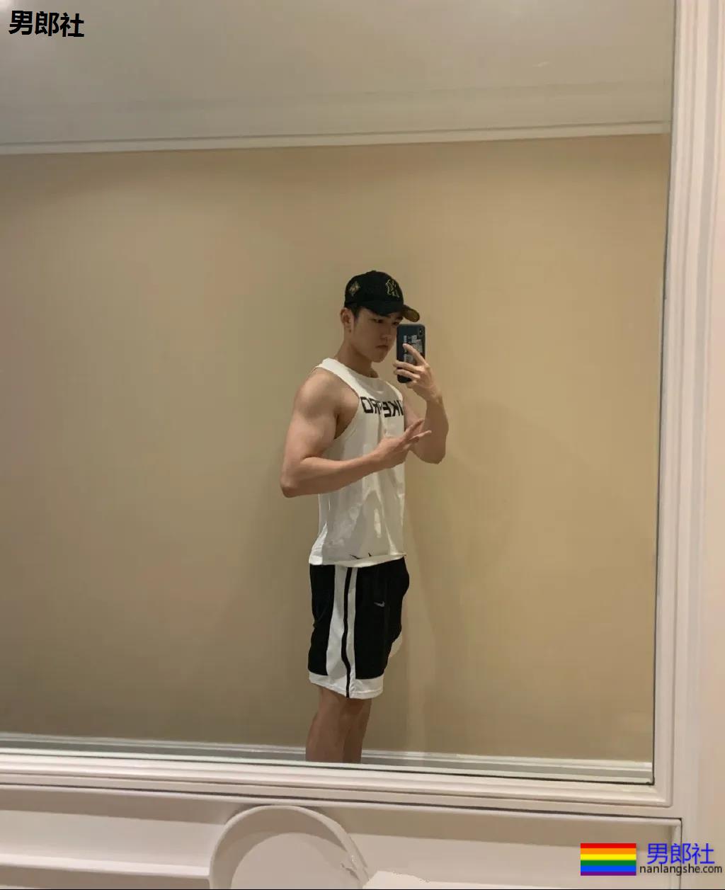 超帅体育生小狼狗，这Q弹身材简直绝了！ - 51虹马