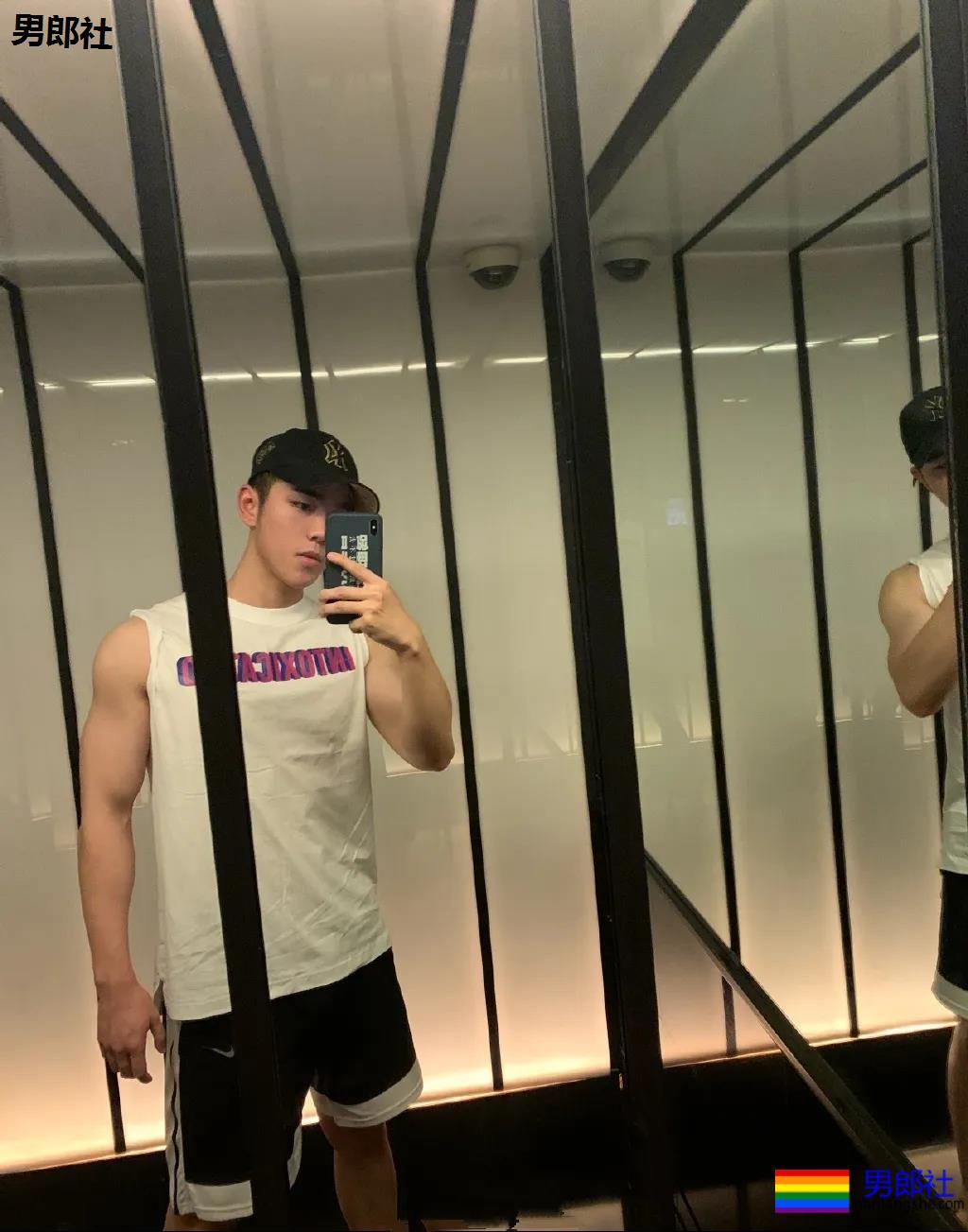 超帅体育生小狼狗，这Q弹身材简直绝了！ - 51虹马