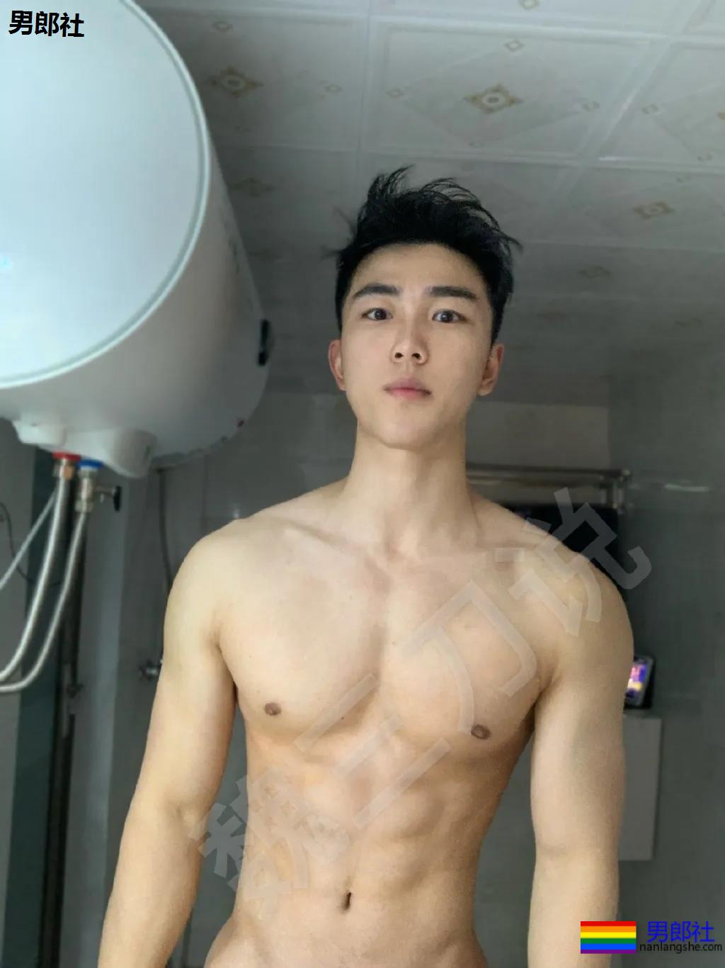 超帅体育生小狼狗，这Q弹身材简直绝了！ - 51虹马