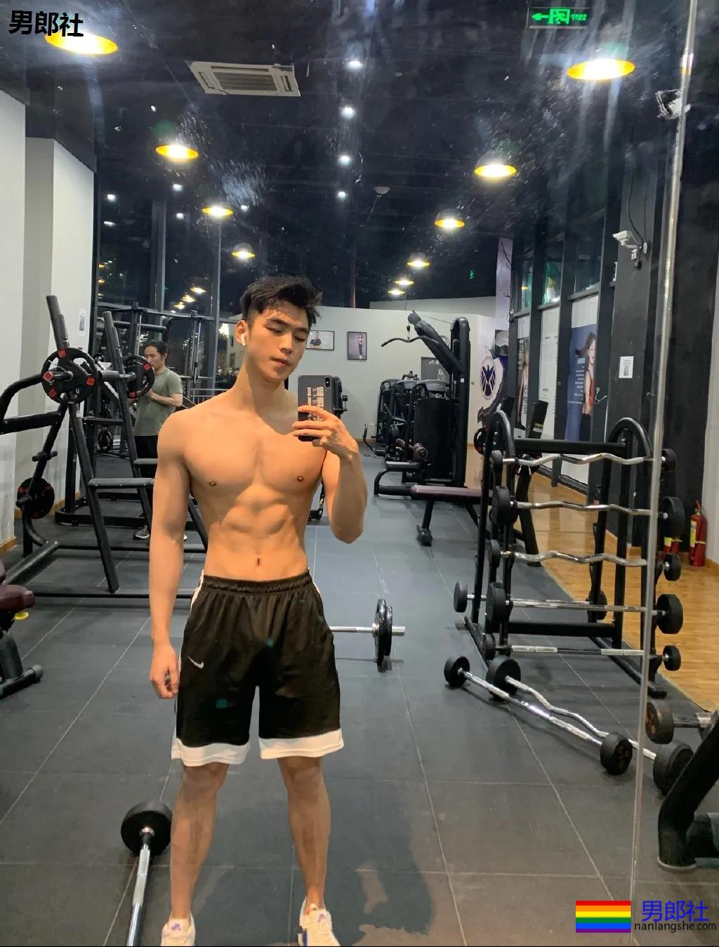 超帅体育生小狼狗，这Q弹身材简直绝了！ - 51虹马