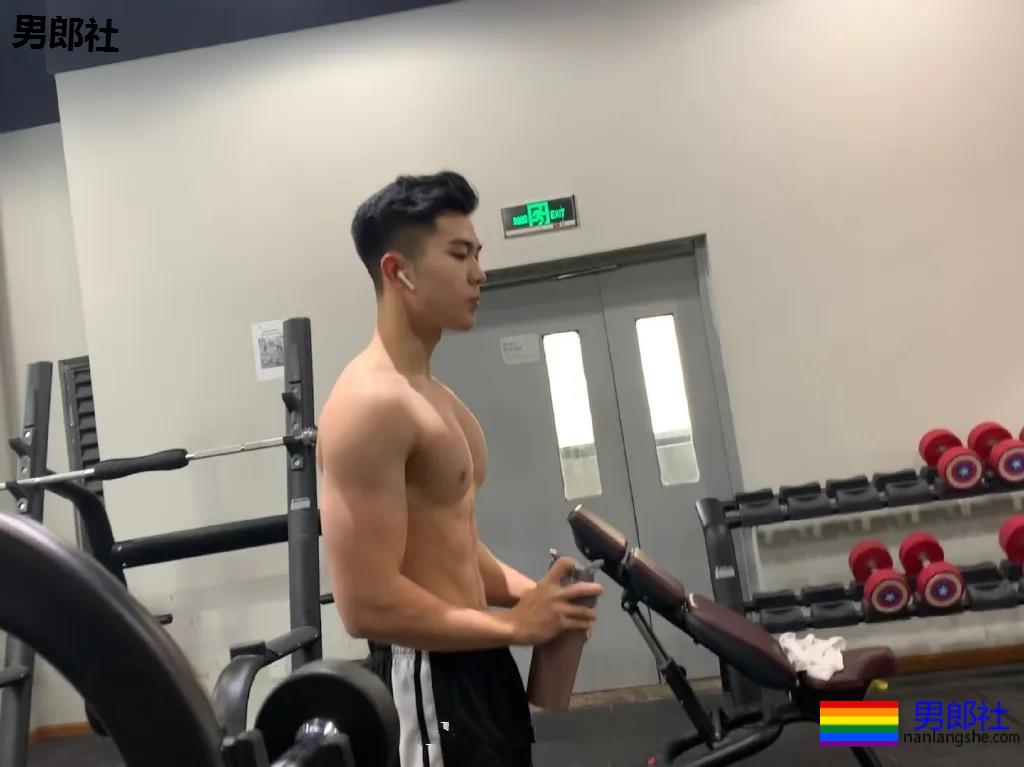 超帅体育生小狼狗，这Q弹身材简直绝了！ - 51虹马